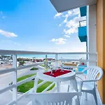 Ocean Front T1 דירה *